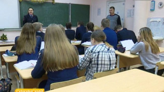 Дорожные полицейские Губкинского напомнили школьникам правила дорожного движения