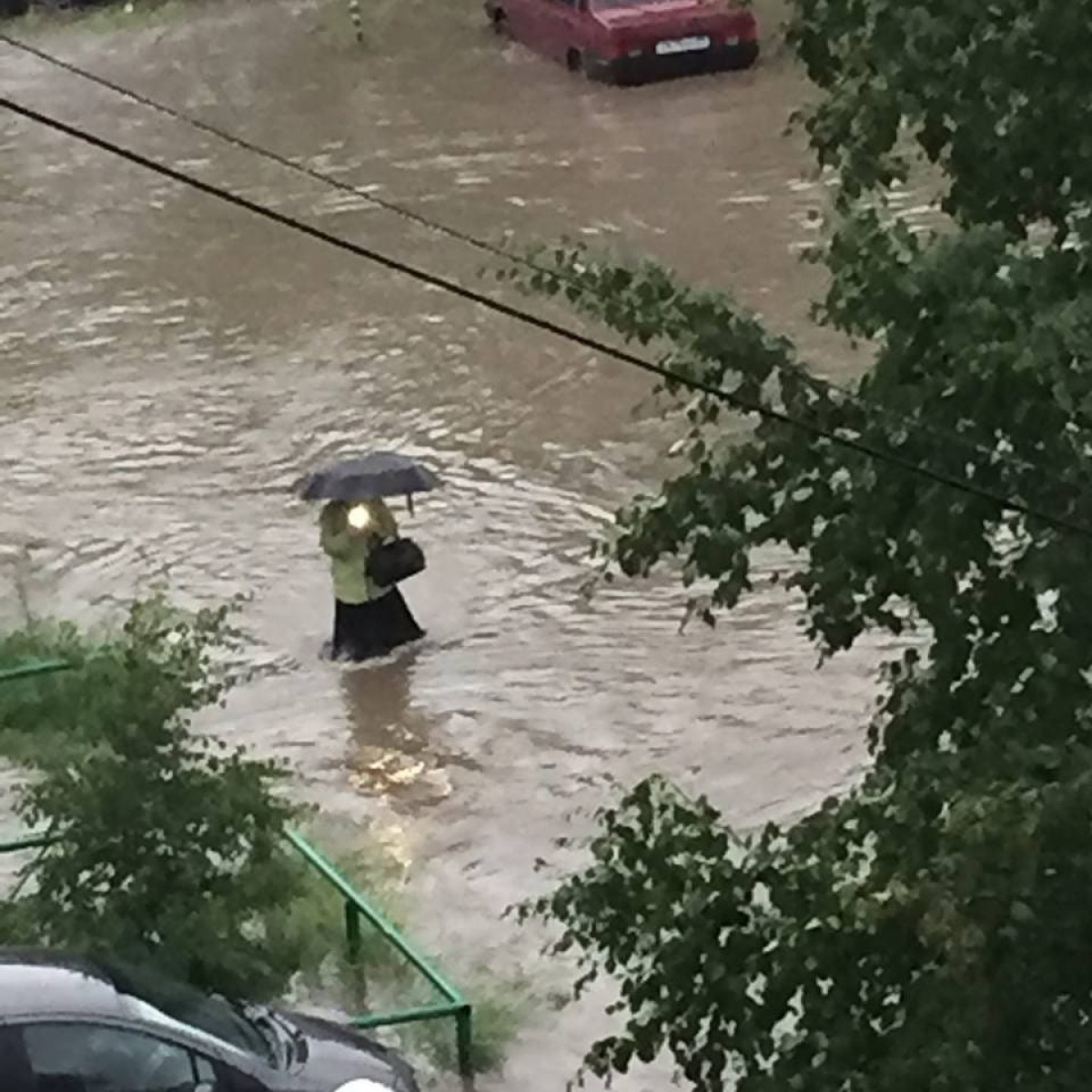 Воды по колено, город затопило. Ноябрьск превратился в Венецию ВИДЕО –  Новости Салехарда и ЯНАО – Вести. Ямал. Актуальные новости Ямала