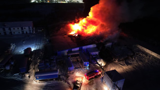 Крупный пожар в Губкинском: вспыхнул ангар с газовыми баллонами