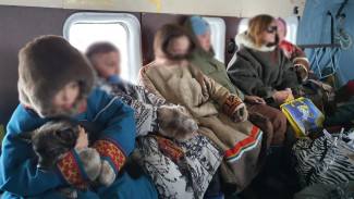 Ямальские спасатели на вертолете эвакуировали застрявших в тундре кочевников