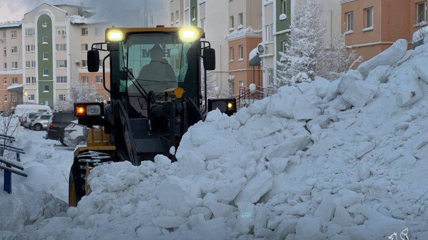 В Салехарде из-за сильных морозов пришлось остановить уборку снега