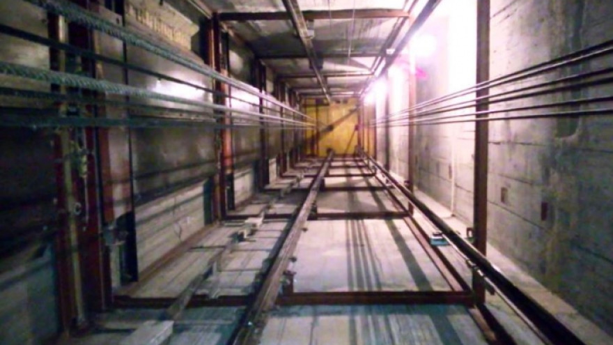 В Новом Уренгое рабочий с высоты 7 этажа упал в шахту лифта