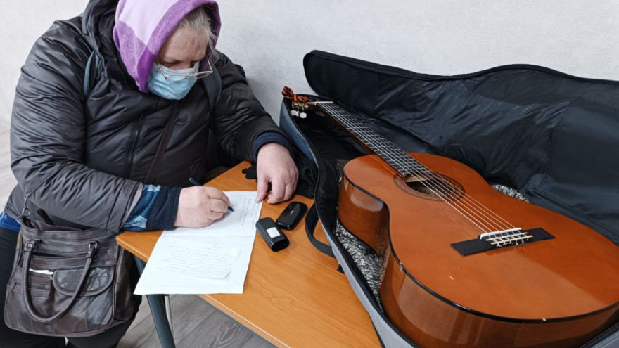 Ямальским бойцам в зону СВО из Лабытнанги передали гитару