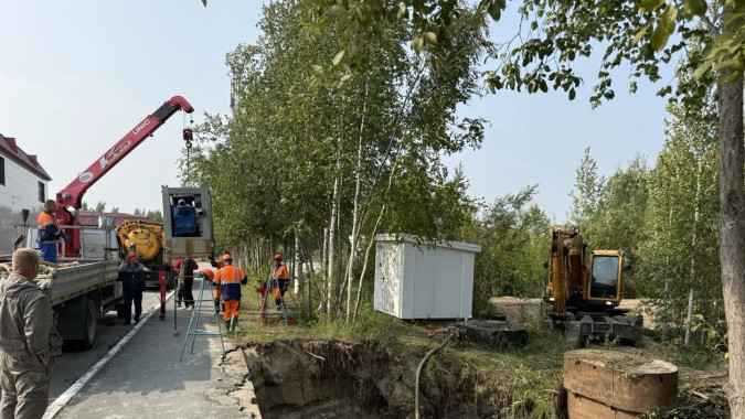 Ремонт на водопроводе в Ноябрьске: специалисты меняют повреждённый участок сети