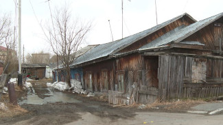 В Салехарде жильцам «авариек» приходится спасать свои дома от талых вод