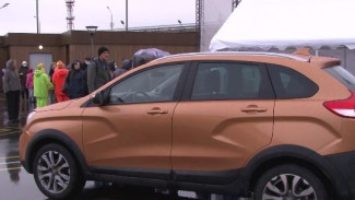 Губернатор Ямала подарил новоуренгойским общественникам новый автомобиль