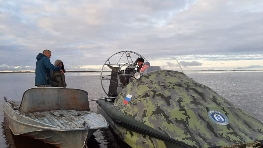 Застряли на воде: ямальские спасатели помогли двум жителям Ямальского района