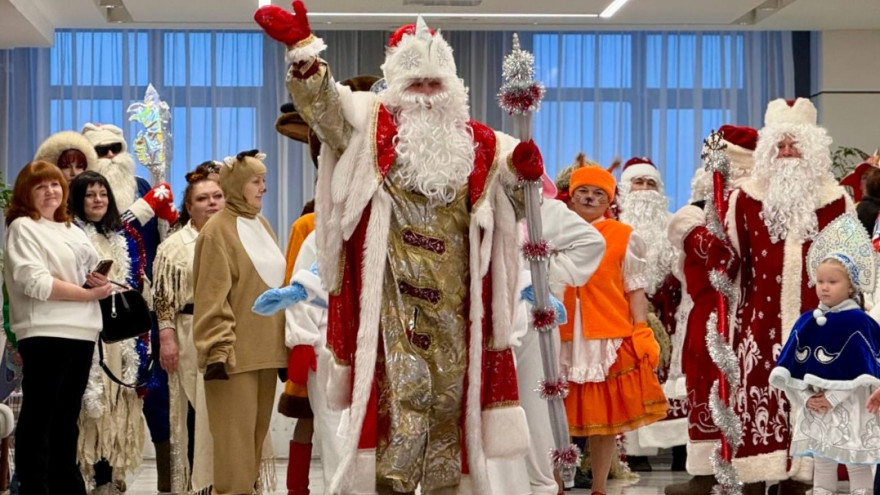 Муравленко зажёг новогоднее настроение парадом Дедов Морозов 