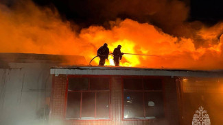 Тушили 10 часов: в Надыме дотла сгорел сетевой магазин