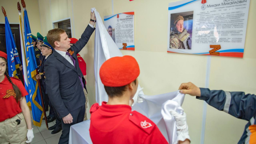 В школах Пуровского района открыли памятные доски в честь погибших в зоне СВО