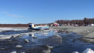 Из-за сильного ветра на переправе Салехард - Лабытнанги суда на воздушной подушке остановили работу