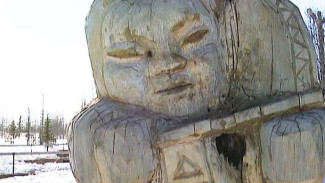 Деревянные статуи на Ямале не выдерживает нашествия дятлов