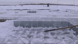 В Якутской глубинке началась заготовка льда для питьевой воды на зиму