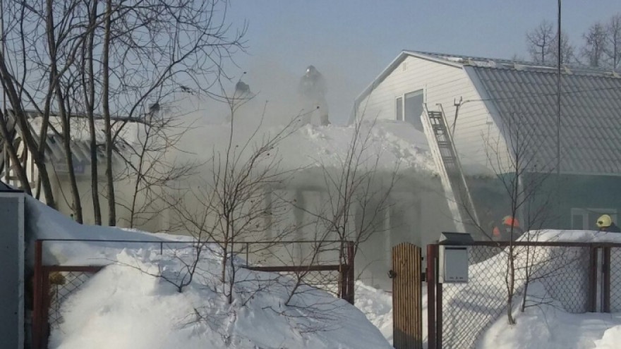 Пожар в Ноябрьске: горит жилой дом