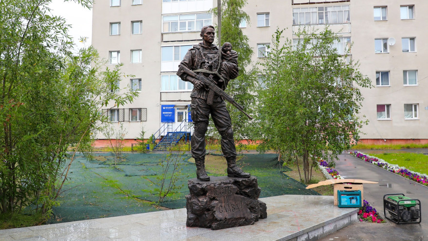 В Надыме установили памятник защитникам Донбасса