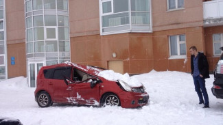 Весна приходит неожиданно. В Новом Уренгое глыба снега раздавила дорогое авто