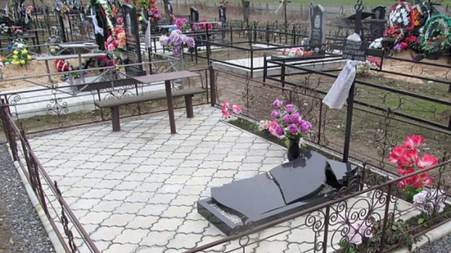 В Лабытнанги вандалы погромили кладбище