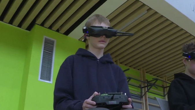 Школьники в Лабытнанги сразились в управлении дронов