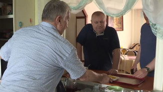 В поселке Тазовский пара пожилых предпринимателей управляет столовой