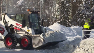 Лопаты, грейдеры и тонны снега: как Салехард выбирается из сугробов