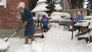 В Аксарке неравнодушная молодежь чистит от снега частные дворы пенсионеров 