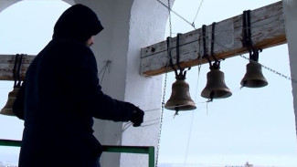 Когда звонит колокол? Жители якутского посёлка смогли на время стать звонарями
