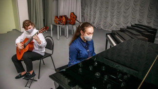 Музыкальные школы Ямала пополнились новыми инструментами 