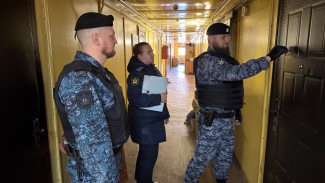 Не хотел съезжать, но приставы убедили: в Ноябрьске мужчину выселили из аварийного жилья