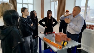 На Ямале ученицы школы попробовали себя в профессии строителя