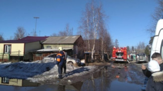 В Ноябрьске девушку чудом спасли из горящего дома