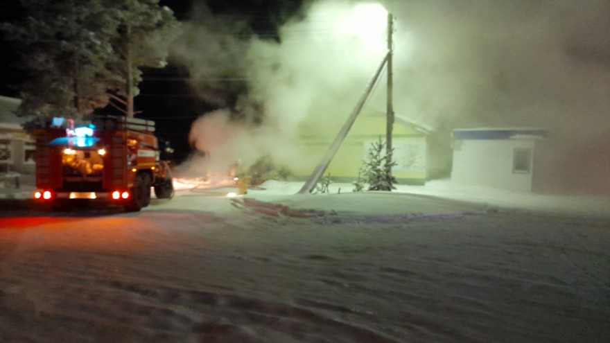 Огнеборцам удалось потушить пожар в продуктовом магазине Ноябрьска