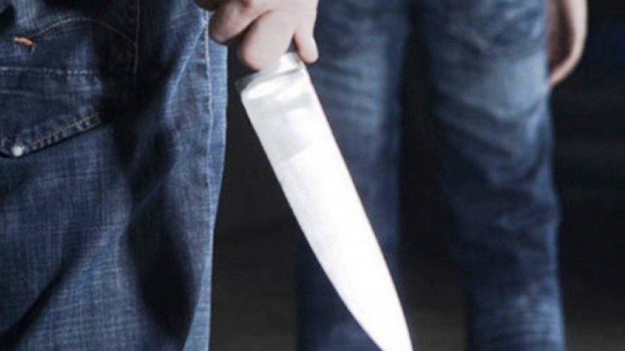 В Ноябрьске психически неуравновешенный мужчина ударил ножом сотрудника аптеки