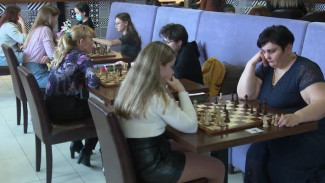 Чёрные против белых, блондинки против брюнеток: в Салехарде прошёл самый красивый турнир по шахматам