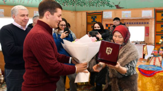 Губернатор наградил Анну Неркаги знаком «За заслуги перед Ямалом»