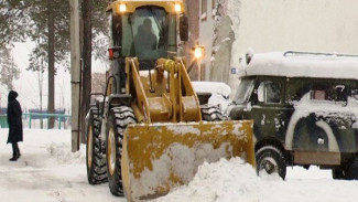 Глава Ноябрьска взял на контроль уборку снега с городских улиц