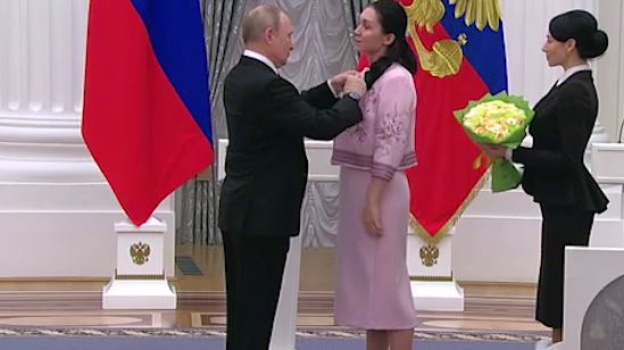 награждение для мамы. 11 2013. награждение путиным матерей героинь в 2023. награждение многодетных материнская доблесть новосибирск 05. вручение наград в кремле день семьи.