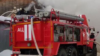Крупный пожар на Ямале: в промзоне Уренгоя загорелся гараж ВИДЕО