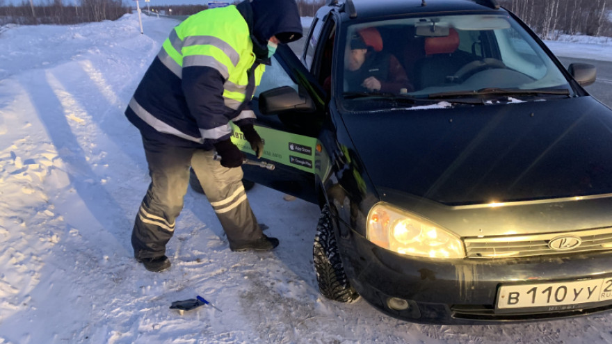 Ямальские полицейские спасли мужчину, чья машина в мороз сломалась на загородной трассе 