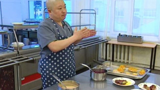 Ямальские деликатесы в детском меню: школьные повара Губкинского учатся приготовлению блюд из оленины и северной рыбы