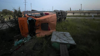 Страшное ДТП в Новом Уренгое: водитель грузовика погиб после опрокидывания автомобиля
