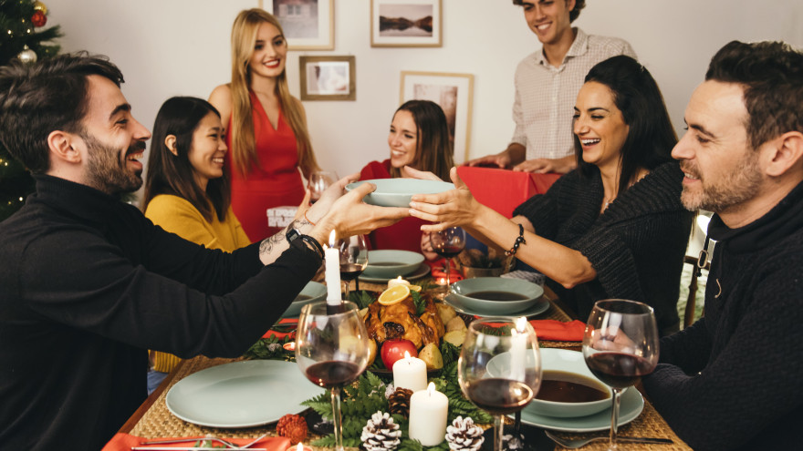 Главные правила этикета: как вести себя в гостях на новогодних праздниках