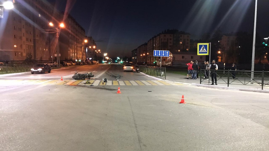 В Ноябрьске произошло ДТП с двумя пострадавшими: дорогу не поделили легковушка и байк 