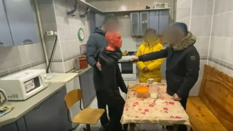 В Надыме мужчина ударил ножом родную мать во время пьяной ссоры