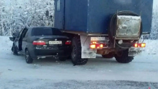 Грузовик столкнулся с легковушкой, иномарка врезалась в столб: в ДТП на Ямале пострадали четверо