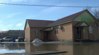 Дорожные службы Салехарда ведут борьбу с талыми водами во дворах