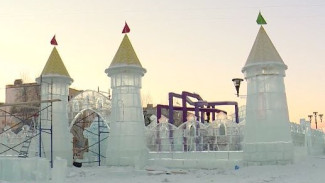 Несколько горок и персонажи из мультфильмов: в Ноябрьске продолжают возводить ледовый городок