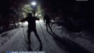 Ночные покатушки. Жителям села Мужи устроили лыжню с фонарями