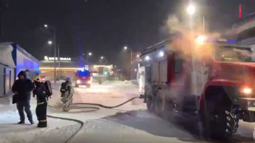 Магазин готовой замороженной еды закрылся после пожара в Салехарде