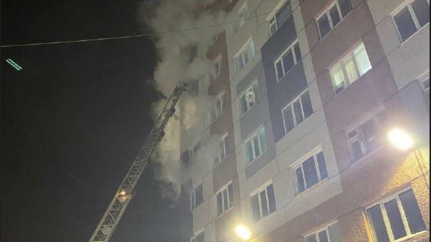 Эвакуировали 50 человек: в Ноябрьске горела квартира в многоэтажном доме