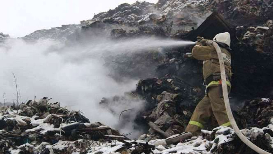 На Ямале пожарные восемь часов тушили мусорный полигон